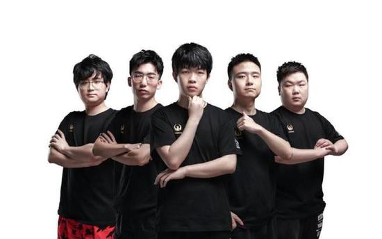 77岁老大爷挑战年轻玩家引发热议